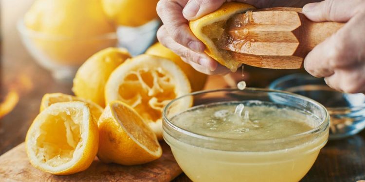 How to Flush out Kidney Stones With Lemons